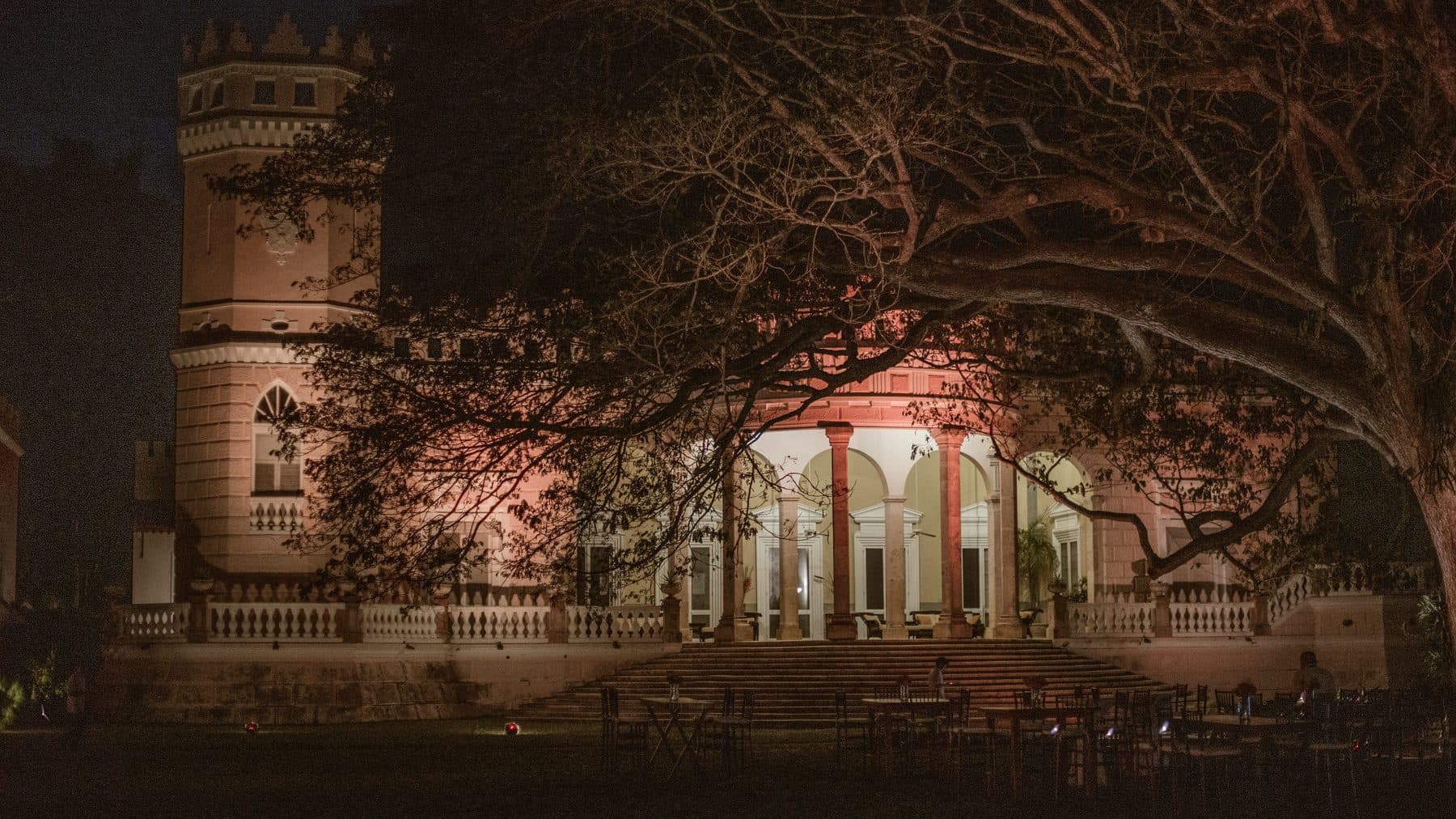 La hacienda iluminada de noche durante una celebración