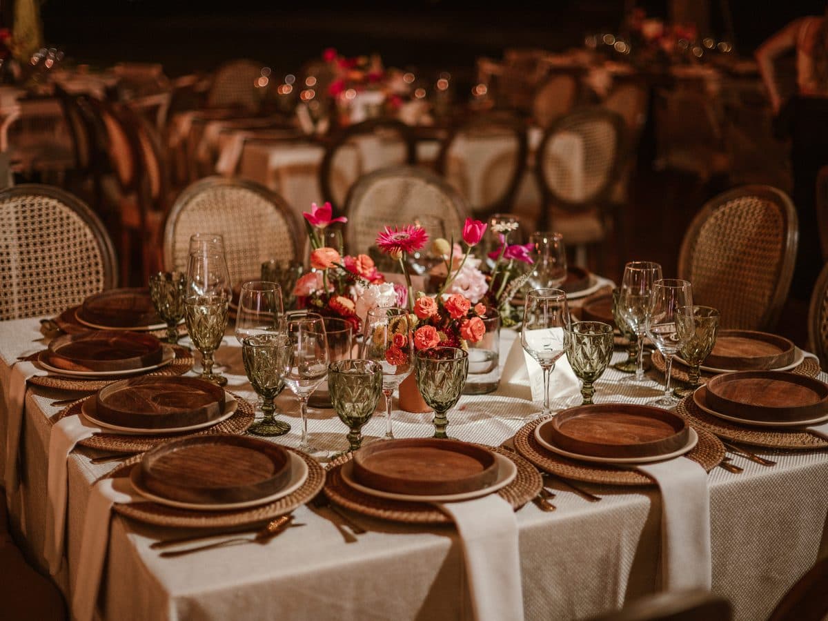 Mesa servida para una cena de boda en la hacienda