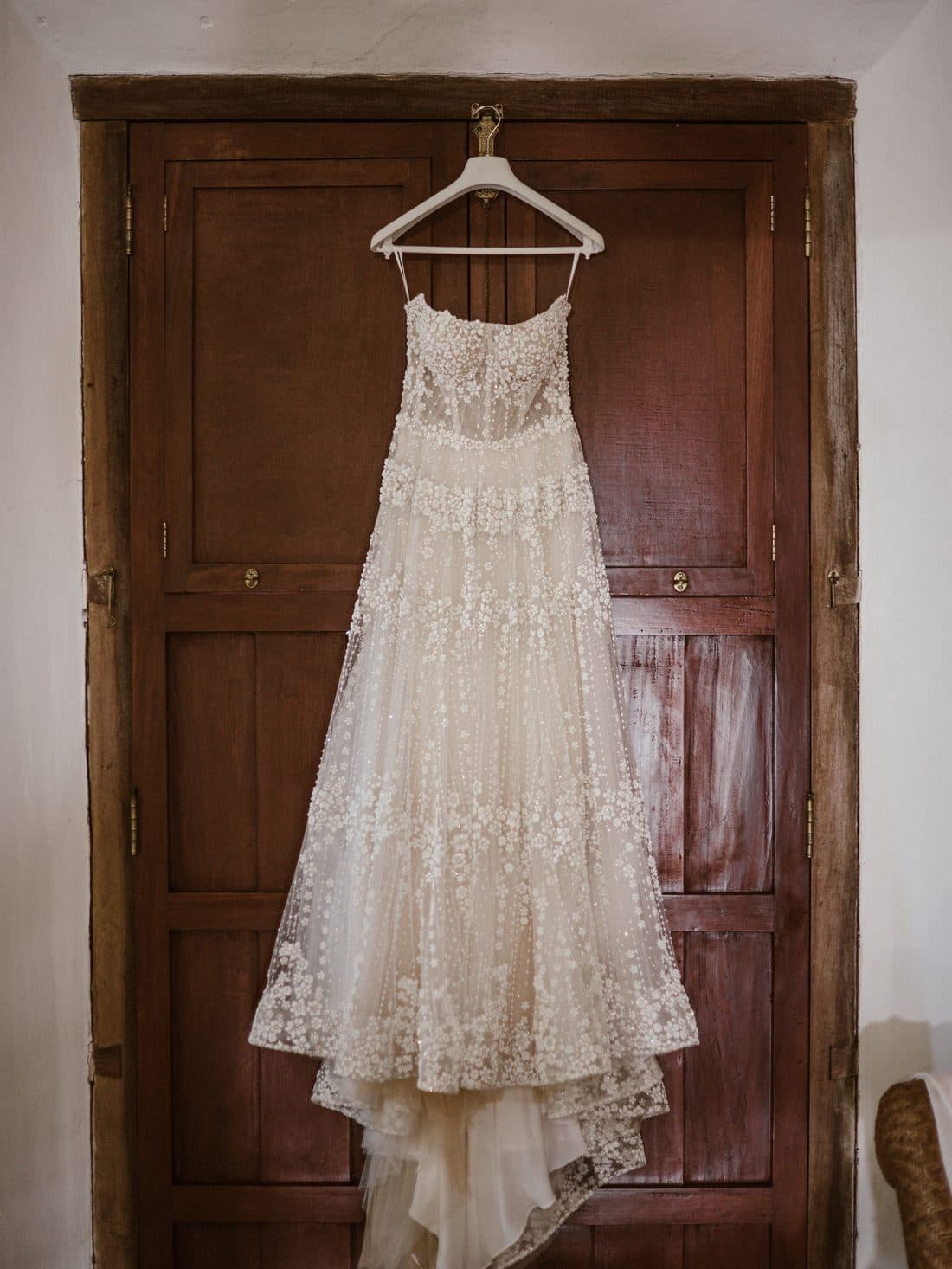 Vestido de novia colgado en una puerta de la hacienda