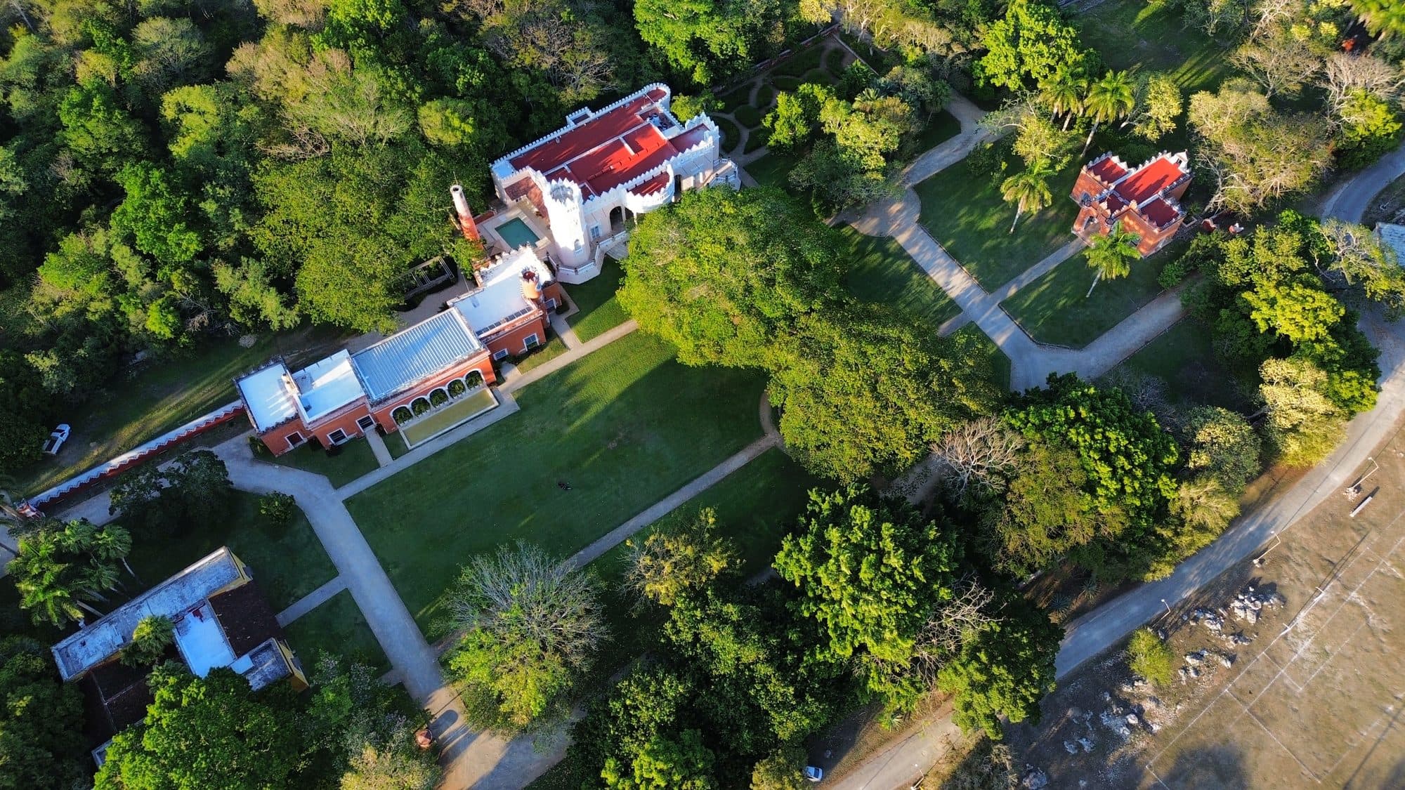Vista aérea de la hacienda entre la selva yucateca