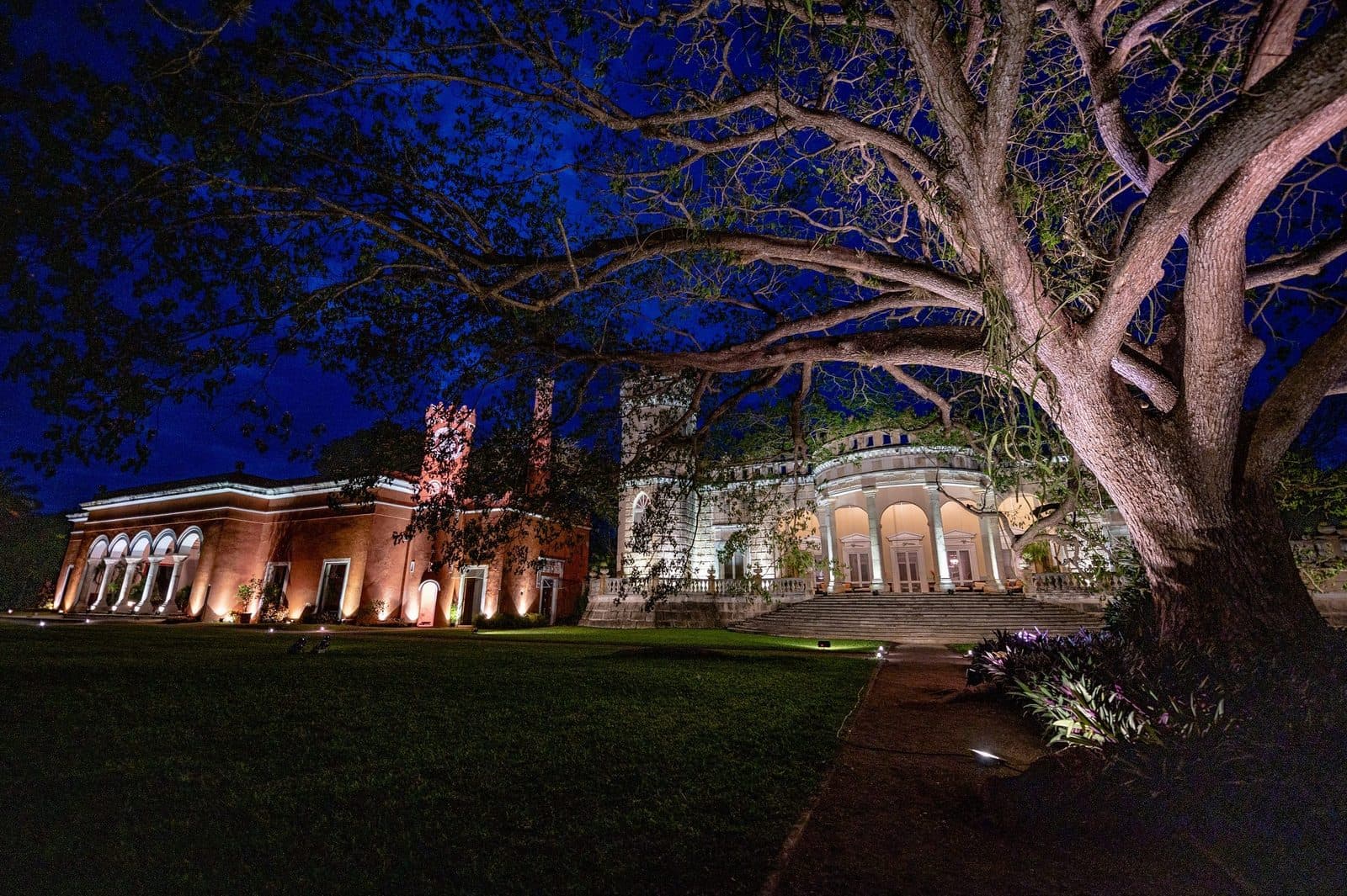 Arcos y jardines de la hacienda